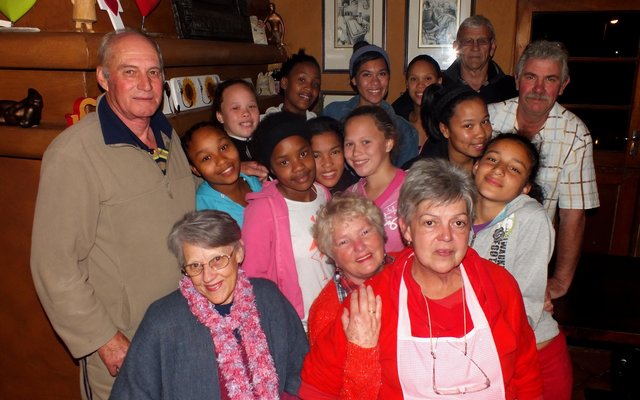 Saam met die kinders is voor vlnr Susan van Heerden, Stienie Geldenhuys en Christa de Vries. Agter regs is Gert Louw en Pieter de Vries van Gansbaai Lionsklub.
